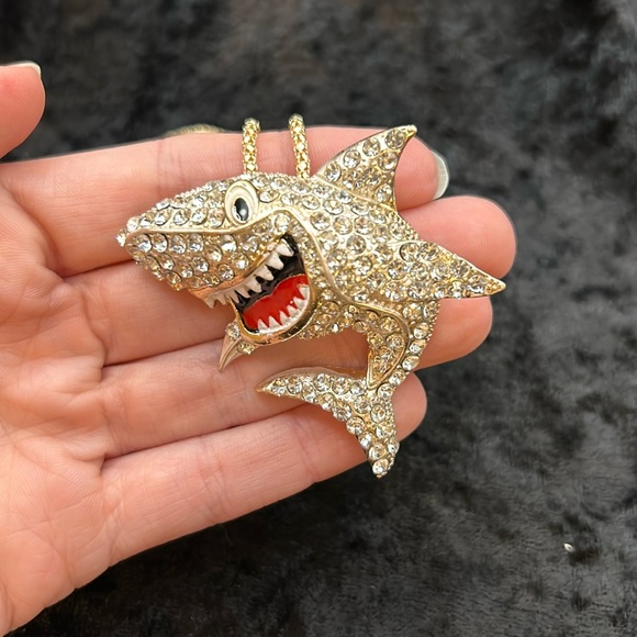 Betsey Johnson White Shark Brooch/Pendant Necklace - Picture 4 of 5